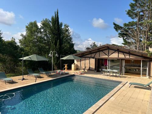 Moncaut House | Gîte Les Platanes à Pouzergues