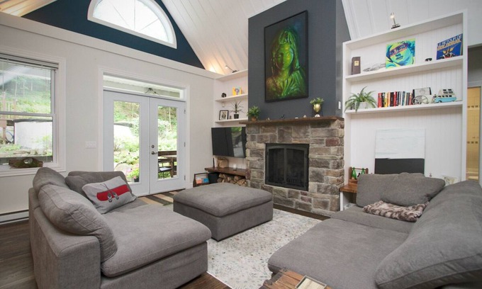 Shefford Ski Chalet | Gîte Luxueux en Montagne près de Bromont