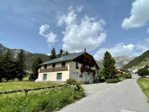 Ceillac Apartment | Gîte montagne 1 à 25 places "Chalet Coste Belle"