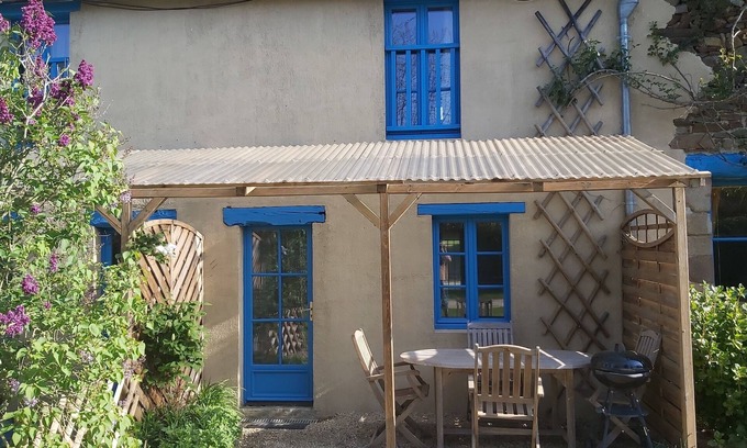 Calorguen Cottage | Gîte-Pointe du Chevet-Garden view-Ensuite with Bath