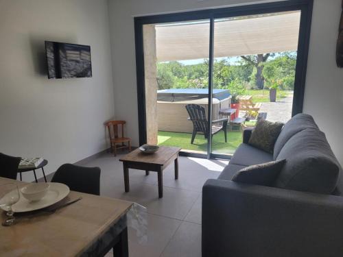 Couzon House | Gîte rénové avec SPA à Couzon, proche randonnées - FR-1-489-476