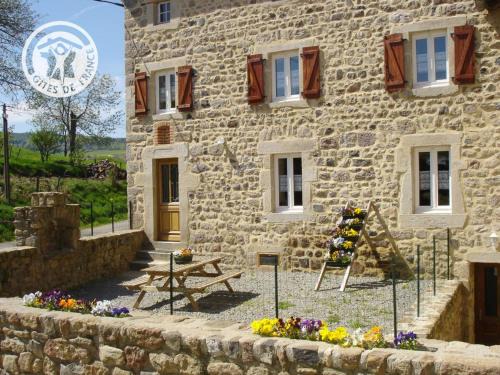 Saint-Bonnet-le-Courreau House | Gîte spacieux avec terrasse, poêle à bois, parking privé, et jardin fermé, animaux acceptés - FR-1-496-28