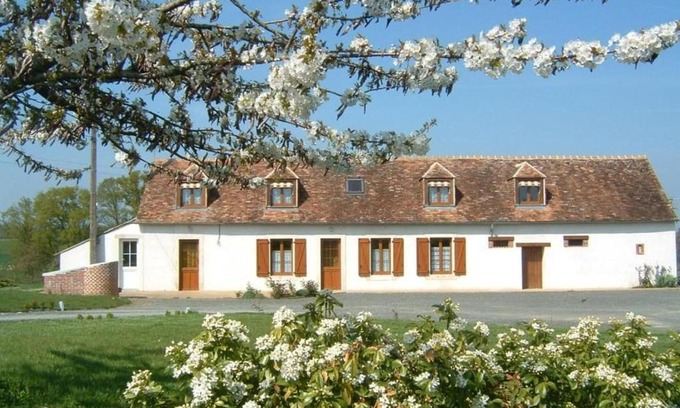 Chaufour-Notre-Dame House | Gîte spacieux et paisible près du Mans avec grand terrain, 15 couchages, ping-pong et WIFI - FR-1-410-178