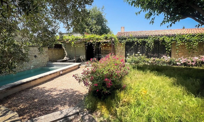 Lagnes House | Gîte tout confort - jardin et piscine chauffée