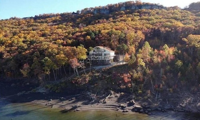 Quitman House | G & P Properties boasts a spacious 5-bedroom house in peaceful Greers Ferry
