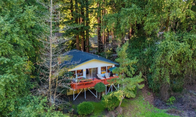 Sebastopol House | G's River View! Happy & Fun NEW Cabin! On River Near & Golf Course! COMFY!