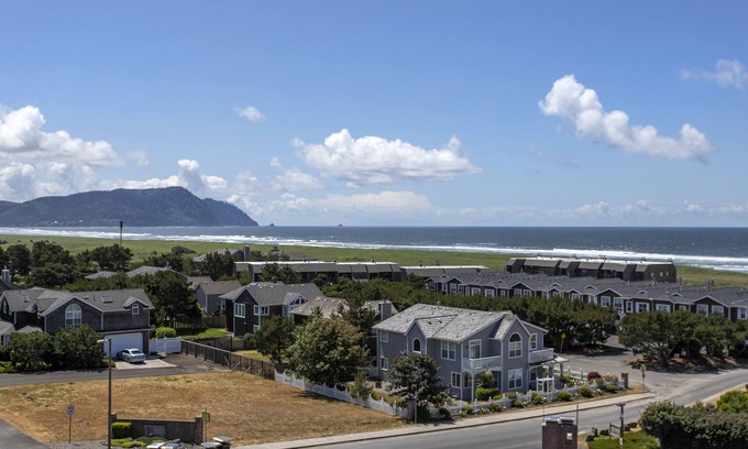 Gearhart Condo | G700 1.5 bedroom with loft 4th floor No cleaning fees