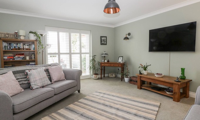 Roos Cottage | GABBY'S GARDEN COTTAGE, romantic, with a garden in Roos