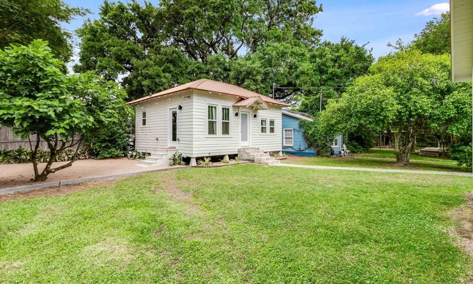 Downtown Cottage | Gabriel Cottage - New, Luxury, Design, Solitude.