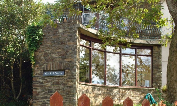 Newton Ferrers Cottage | GALANDA TREETOPS, pet friendly, with a garden in Newton Ferrers