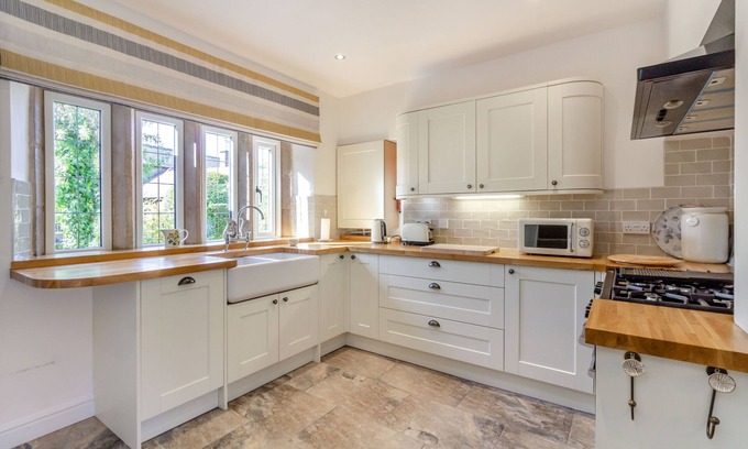 Calver Cottage | GALEN CROFT, family friendly, with open fire in Curbar