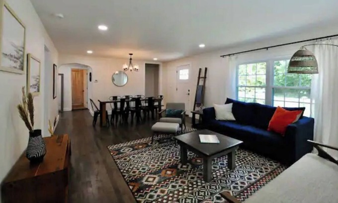 La Porte House | Galena House—Gorgeous 6 BR, 10 min to Three Oaks!