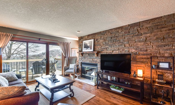 The Galena Territory House | Galena Townhome w/Deck & Golf Course View!