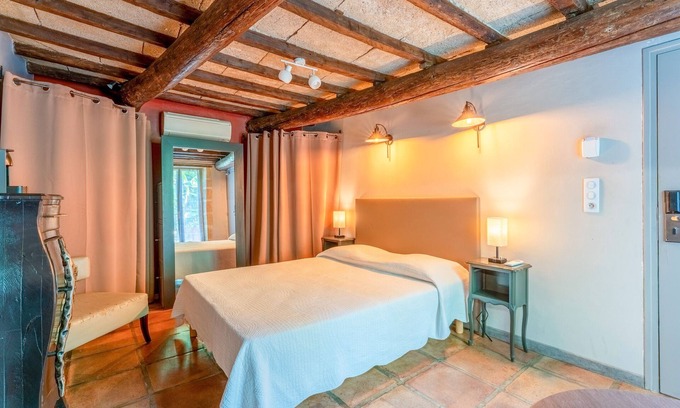 Collias Apartment | Galet Rose Room with Shared Pool, Wi-Fi and Air Conditioning