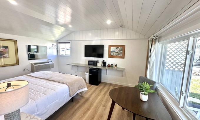 Hulls Cove Hotel | Gallagher's Travels Room Five (King)