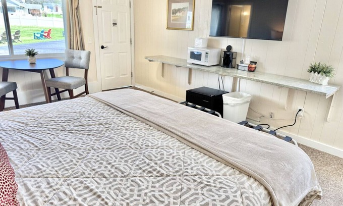Hulls Cove Hotel | Gallagher's Travels Room Eight (King)