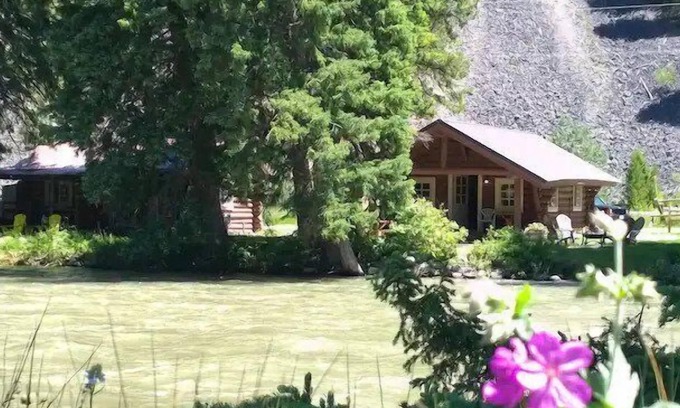 Gallatin Gateway House | Gallatin River waterfront fly fishing access w/fire pit - Historic Gallatin River Cabin