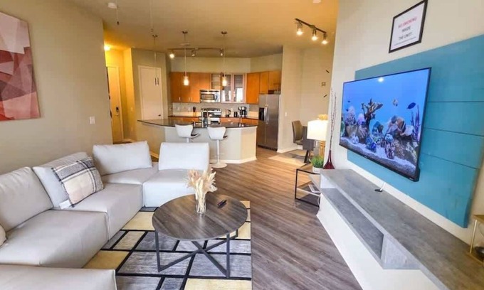 Uptown Apartment | Galleria Luxury Stay Pool Gym Stunning Views