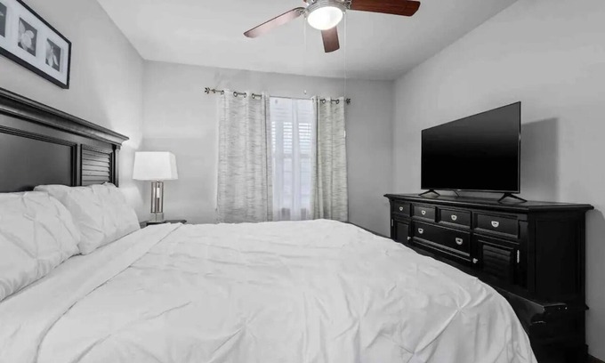 MacGregor Apartment | galleria & medical center view luxury apartment