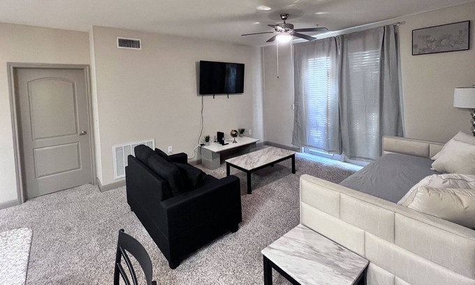 Spring Branch East Condo | Galleria-Uptown Modern APT Suite