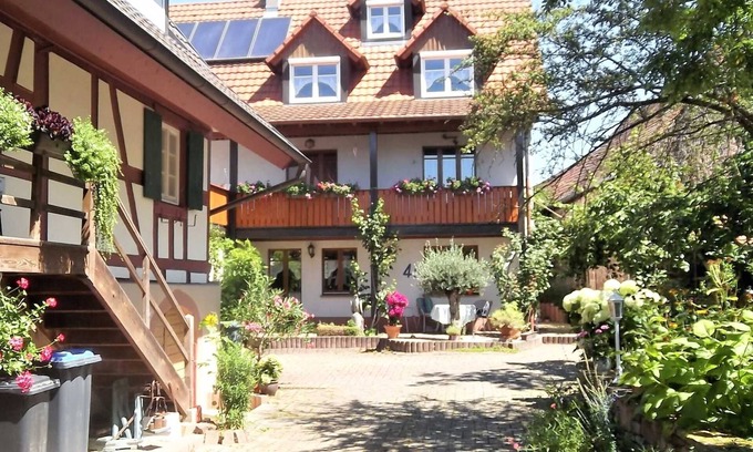 Herbolzheim Apartment | Gallery About the Gardens - Apartment Gallery About the Gardens