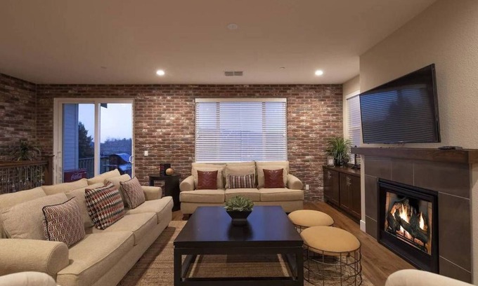 Angels Camp House | Gallery on the Green- Luxurious home with amazing golf course view!