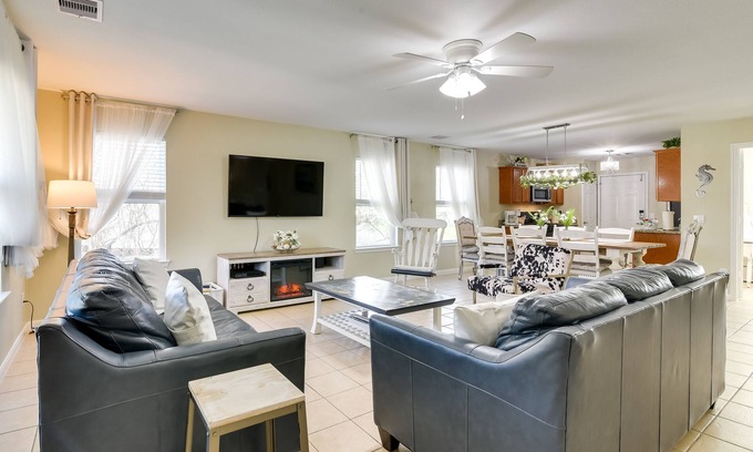 El Lago House | ‘Galloping Seahorse’ Seabrook Home ~ 4 Mi to NASA!