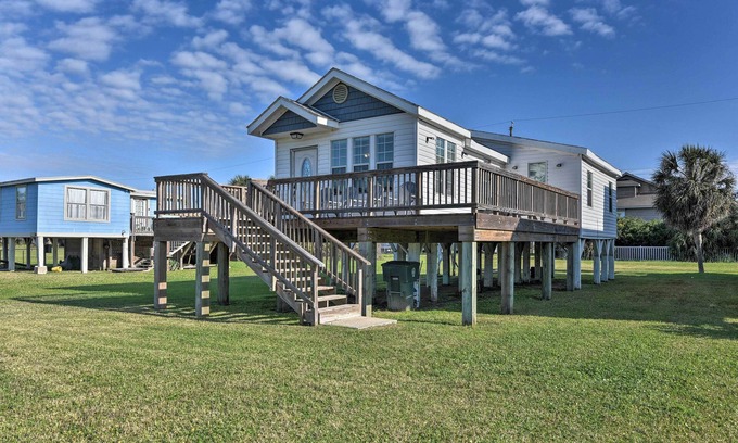 Galveston Cottage | Galveston Cottage w/Deck: Walk to Beach!