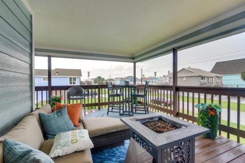 Galveston House | Galveston Getaway with Hot Tub Near Beach!
