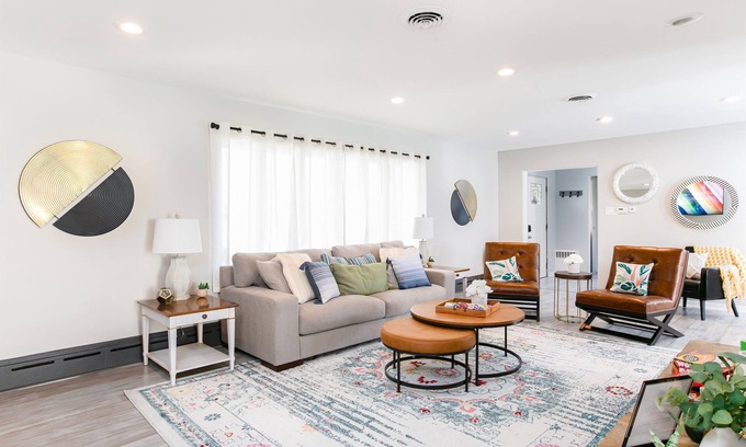 South Bend House | Game Day Ready Ranch 1 Mi to ND, Huge Yard, King Beds, Perfect for Groups