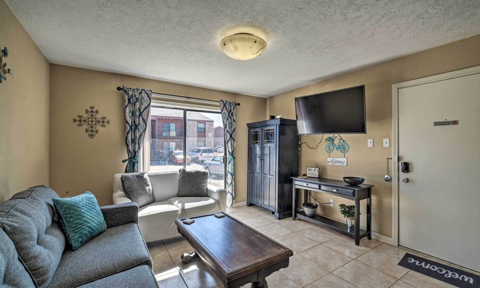 College Station Condo | Game Day Retreat: Pool Access, 2 Mi to Texas A & M