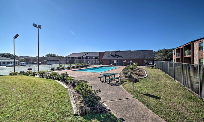 College Station Apartment | Game Day Retreat: Pool Access, 2 Mi to Texas A & M