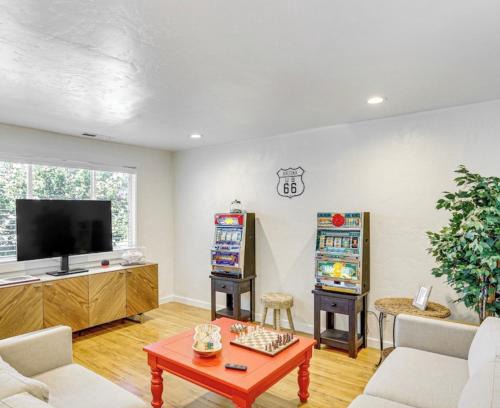 Southeast Boise House | Game Night Condo, Downtown - Bsu - Darts & More!