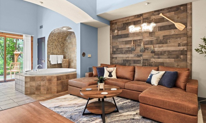 Wisconsin Dells Condo | Game Rm - Golf - Hot Tub - Indoor Water Park - Mins to Downtown + WI Dells Dome