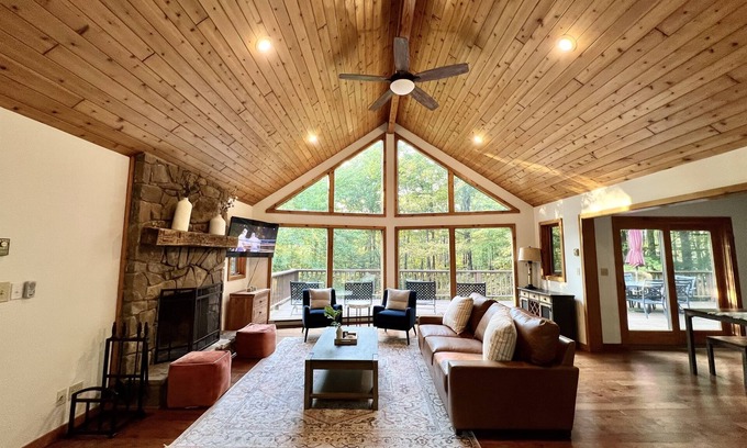 Old Timberline Cabin | Game room + EV Charger + 7 mins drive to Slopes