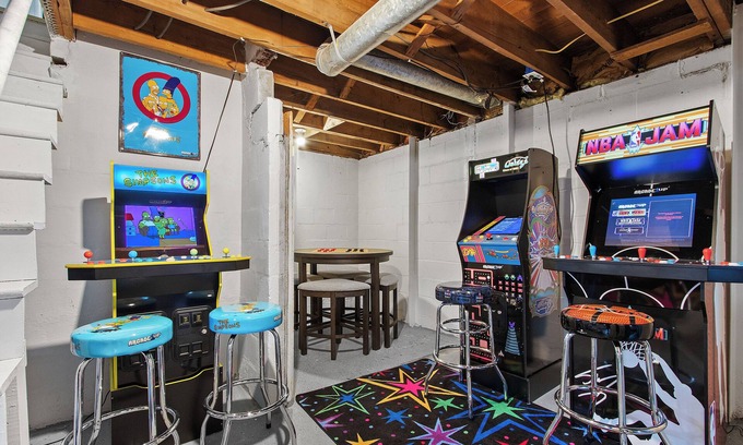 Green Bay House | Game Room~Massage Chair~Just 1 mile from Stadium! King Bed!