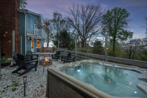 Royal Pines House | Game Room & Mini Golf Hot Tub Fire Pit