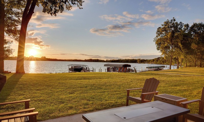 Lake Park House | Game Room + Views: Family Retreat on Silver Lake