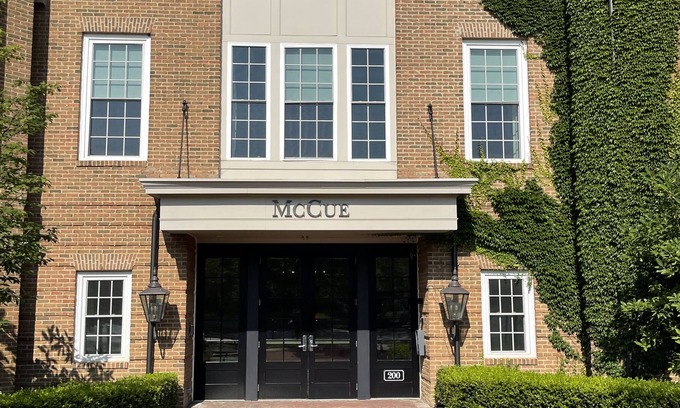 New Albany Apartment | Garage included! Upscale New Albany location.