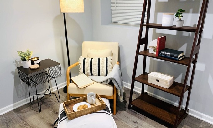 Chicago Apartment | Garden 1BR Condo W/Free Parking & Comfy Double Bed