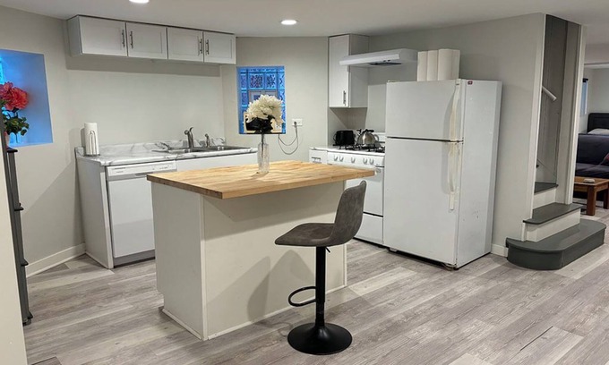 Rogers Park Apartment | Garden 2-bedroom Unit 1 Block from the Lake and Public Transportation + Wifi