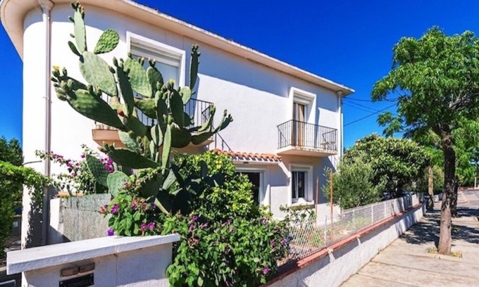 Le Grand Large Apartment | Garden and. Beach 2 steps away!