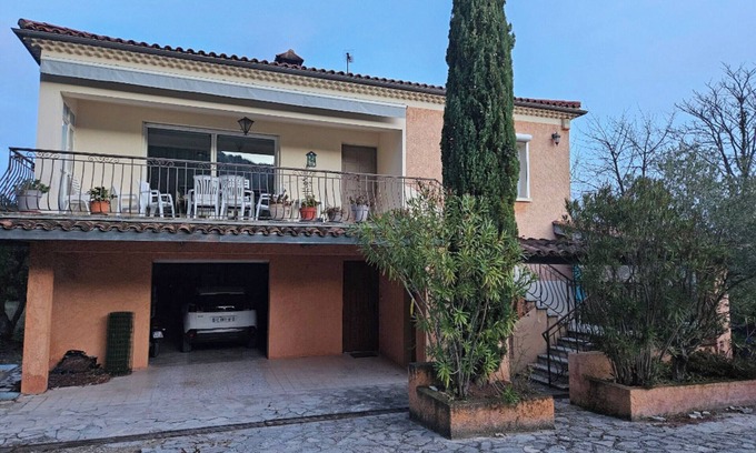 Simiane-Collongue Apartment | Garden apartment in the countryside between Marseille and Aix-en-Provence