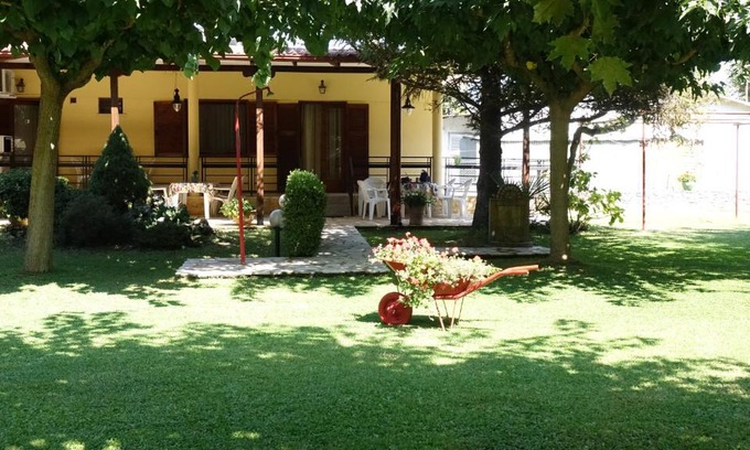 Paralia Pantaleimonos Apartment | Garden beach house