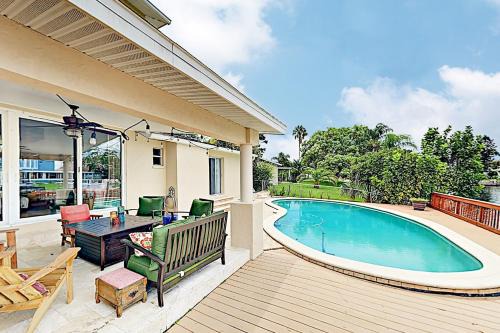 Bay Crest Park House | Garden Castle