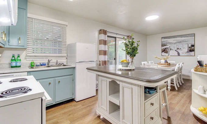 Garden City House | Garden City Home w/Screened Porch: Near Savannah!