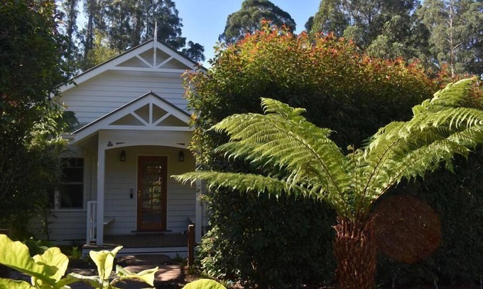 Mount Dandenong Cottage | Garden Cottage - Luxury romantic hideaway and decadent private spa room