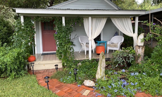 Oak Cliff Cottage | Garden Cottage, Far From The Maddening Crowd but so close to the night life!