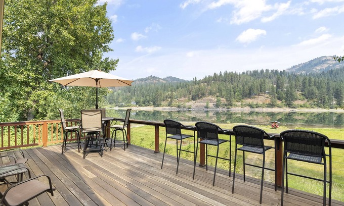 Newport House | Garden Cottage Getaway on the Pend Oreille River! Pet-Friendly! Close to Skiing!