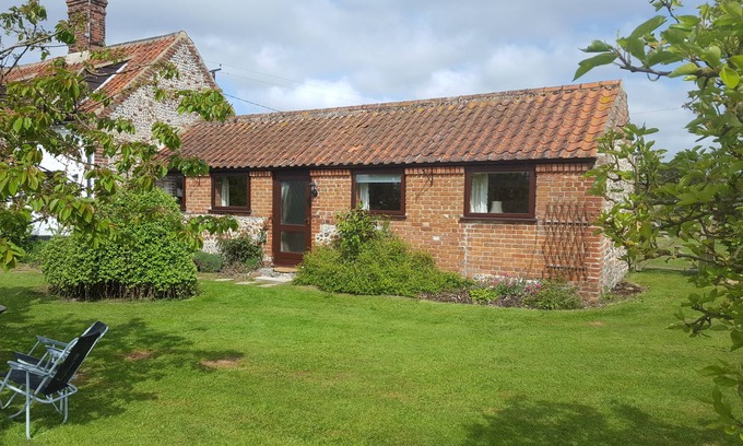 Hindolveston Cottage | Garden Cottage is a Converted Barn Set in a Delightful South Facing Garden